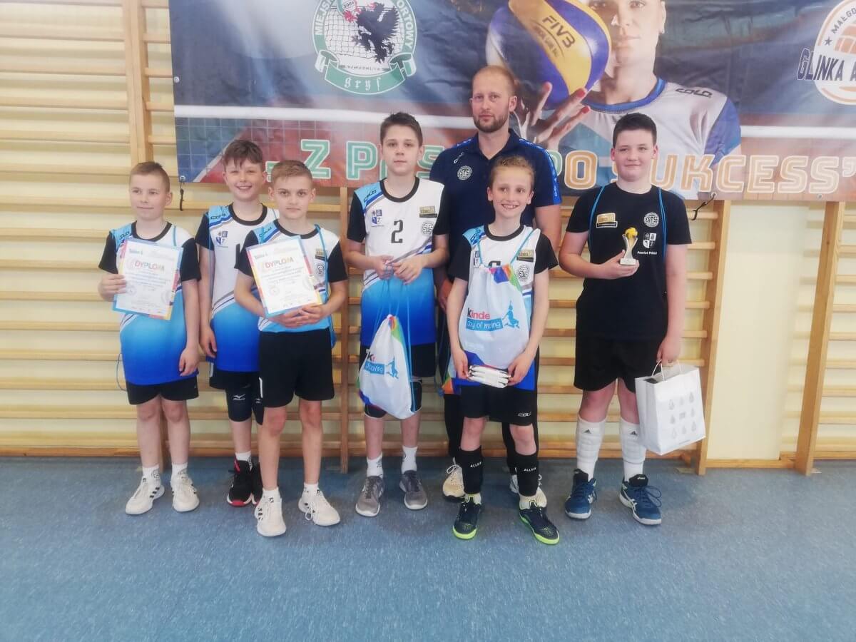 Zawodnicy UKS SMS Police z trenerem Arturem Kulikowskim na wspólnym zdjęciu