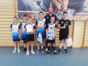 Zawodnicy UKS SMS Police z trenerem Arturem Kulikowskim na wspólnym zdjęciu