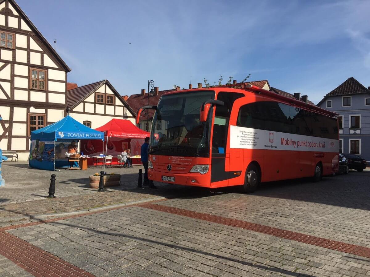 Krwiobus w Nowym Warpnie podczas Powiatowego Tygodnia Czerwonej Krwinki