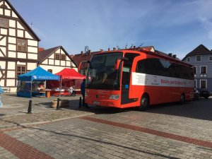 Krwiobus w Nowym Warpnie podczas Powiatowego Tygodnia Czerwonej Krwinki