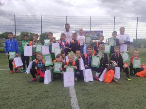 Uczestnicy turnieju piłkarskiego na wspólnym zdjęciu