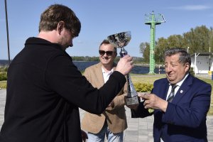 Starosta Policki Andrzej Bednarek i Burmistrz Polic Władysław Diakun przekazują zwycięzcy puchar