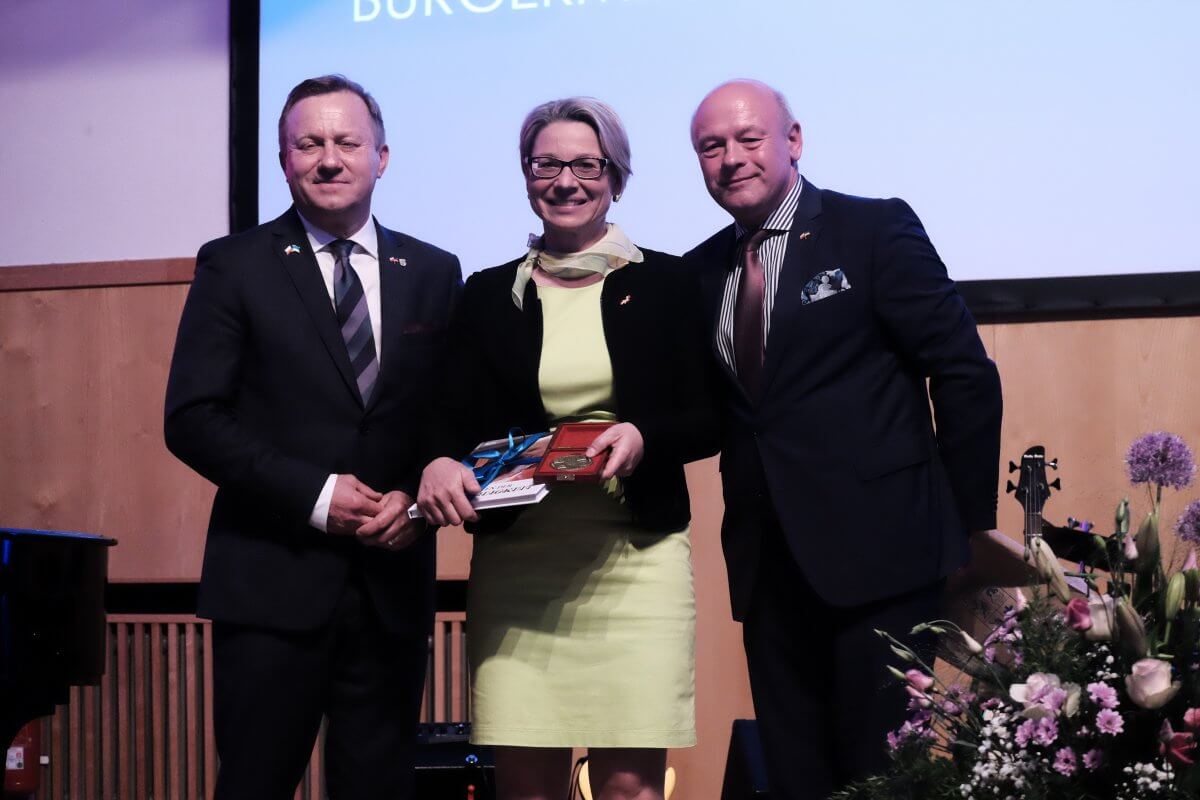 Starosta Policki Andrzej Bednarek i Przewodniczący Rady Powiatu w Policach Cezary Arciszewski i była Burmistrz Pasewalku Sandra Nachweih podczas uroczystości w Pasewalku