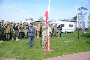 Podniesienie flagi podczas 10. spotkania pojazdów militarnych w Trzebieży