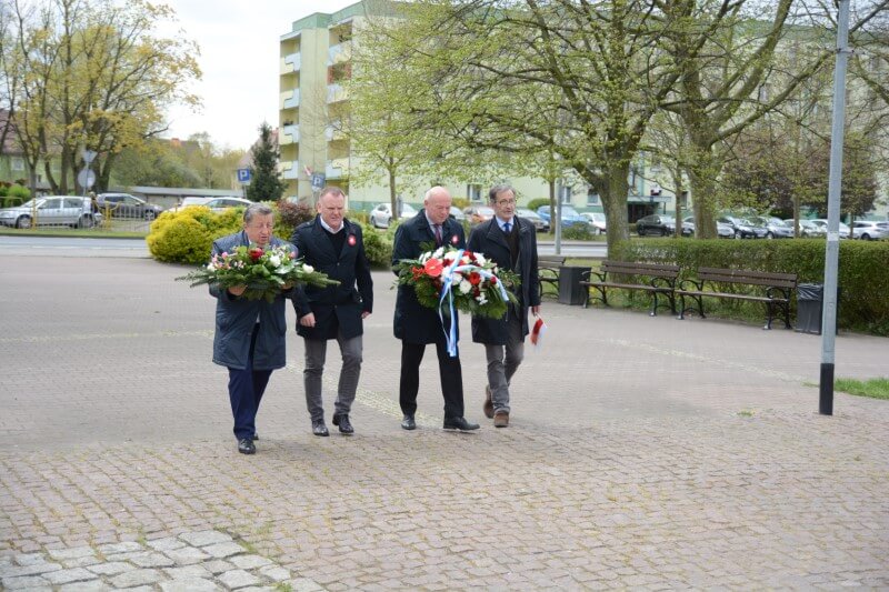 Przewodniczący Rady Powiatu w Policach Cezary Arciszewski. Był także Burmistrz Polic Władysław Diakun, pełnomocnik Burmistrza Polic Witold Król i Prezes Zarządu Trans-Net S.A. Adam Pacholik składają kwiaty
