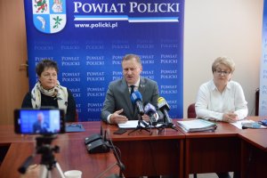 Zarząd Powiatu w Policach podczas konferencji prasowej