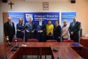 Przedstawiciele samorządów powiatowego i gminnych z przedstawicielami SPSK nr 1 w Szczecinie na wspólnym zdjęciu