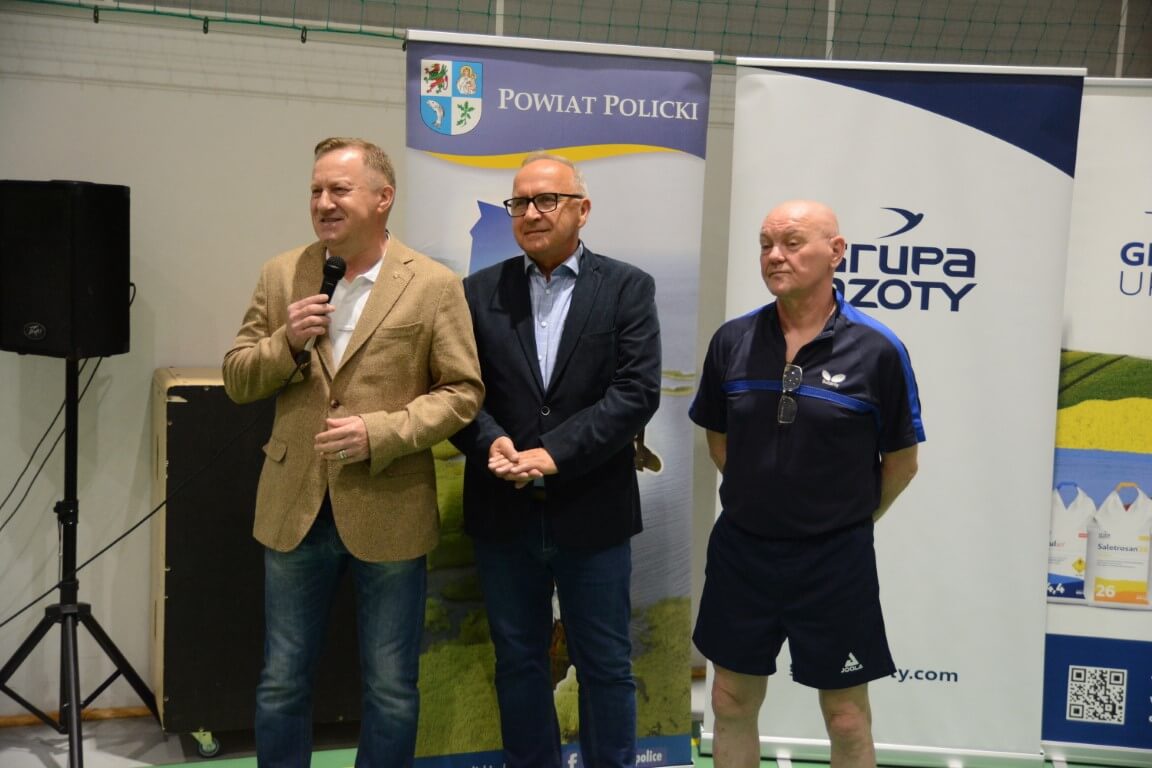 Starosta Policki Andrzej Bednarek, przedstawiciel Grupy Azoty Zakłady Chemiczne Police S.A. Mariusz Różycki raz Prezes UKS Champion Police Robert Wymiatał