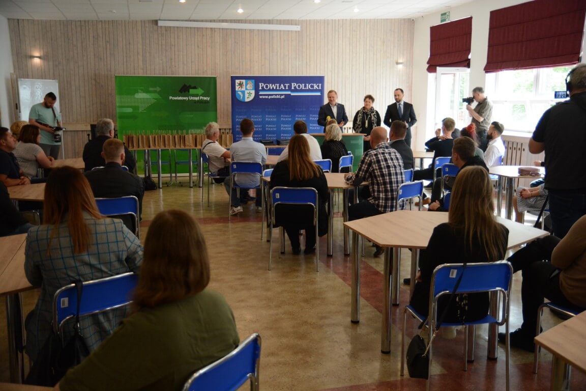 Przedstawiciele samorządu powiatowego wraz z dyrektorem Powiatowego Urzędu Pracy w Policach podczas spotkania z przedsiębiorcami