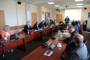 Radni Rady Powiatu w Policach podczas obrad sesji Rady Powiatu w Policach