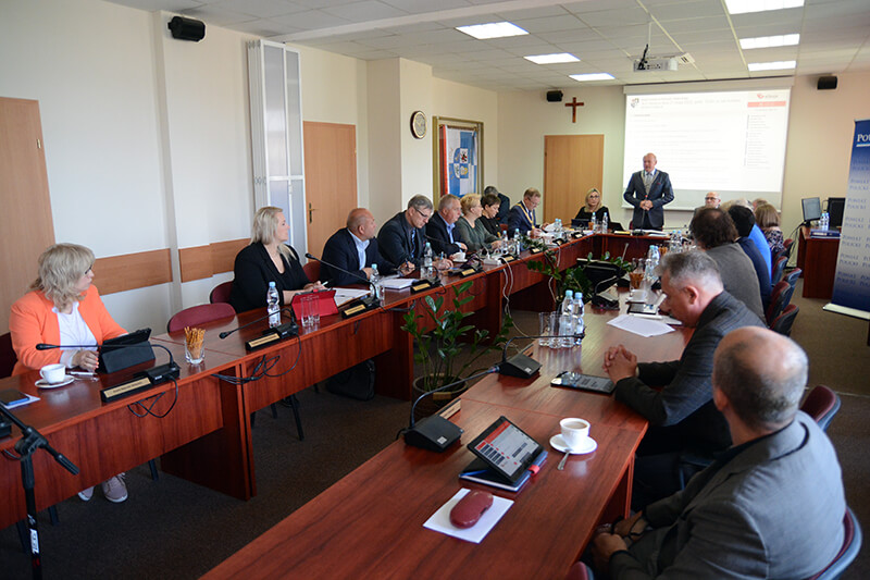 Radni Rady Powiatu w Policach podczas obrad sesji Rady Powiatu w Policach