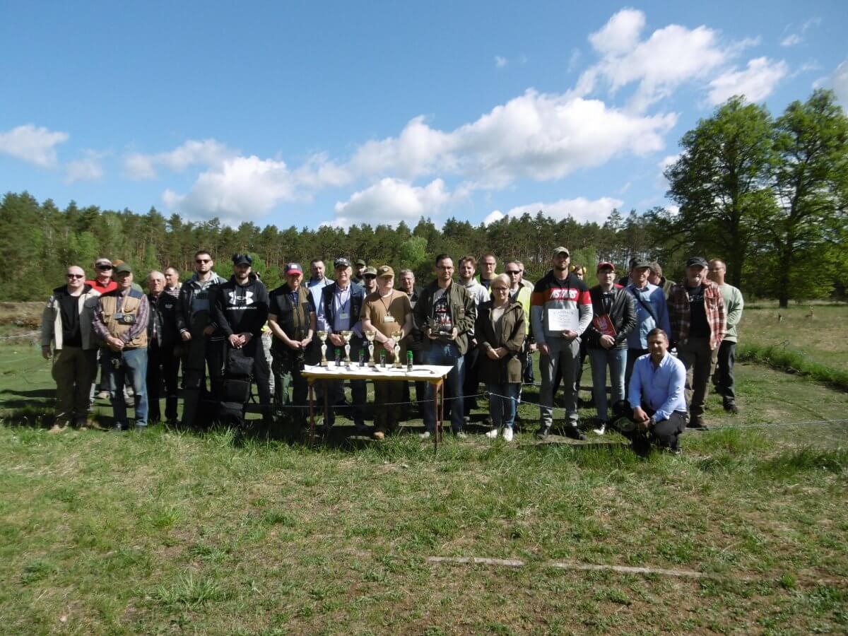 Uczestnicy zawodów strzeleckich o puchar Starosty Polickiego na strzelnicy w Dobieszczynie