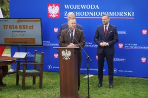 Starosta Policki Andrzej Bednarek przemawia, a w tle Wojewoda Zachodniopomorski