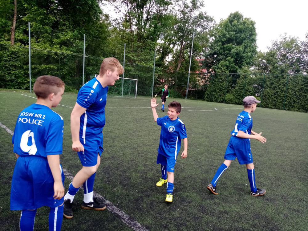 Uczniowie SOSW nr 1 na boisku do piłki nożnej