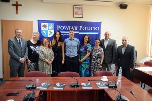 Przedstawiciele Powiatu Polickiego z Marcinem Lewandowskim na wspólnym zdjęciu