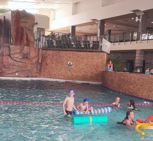 Wychowankowie Domu Dziecka w Policach na basenie