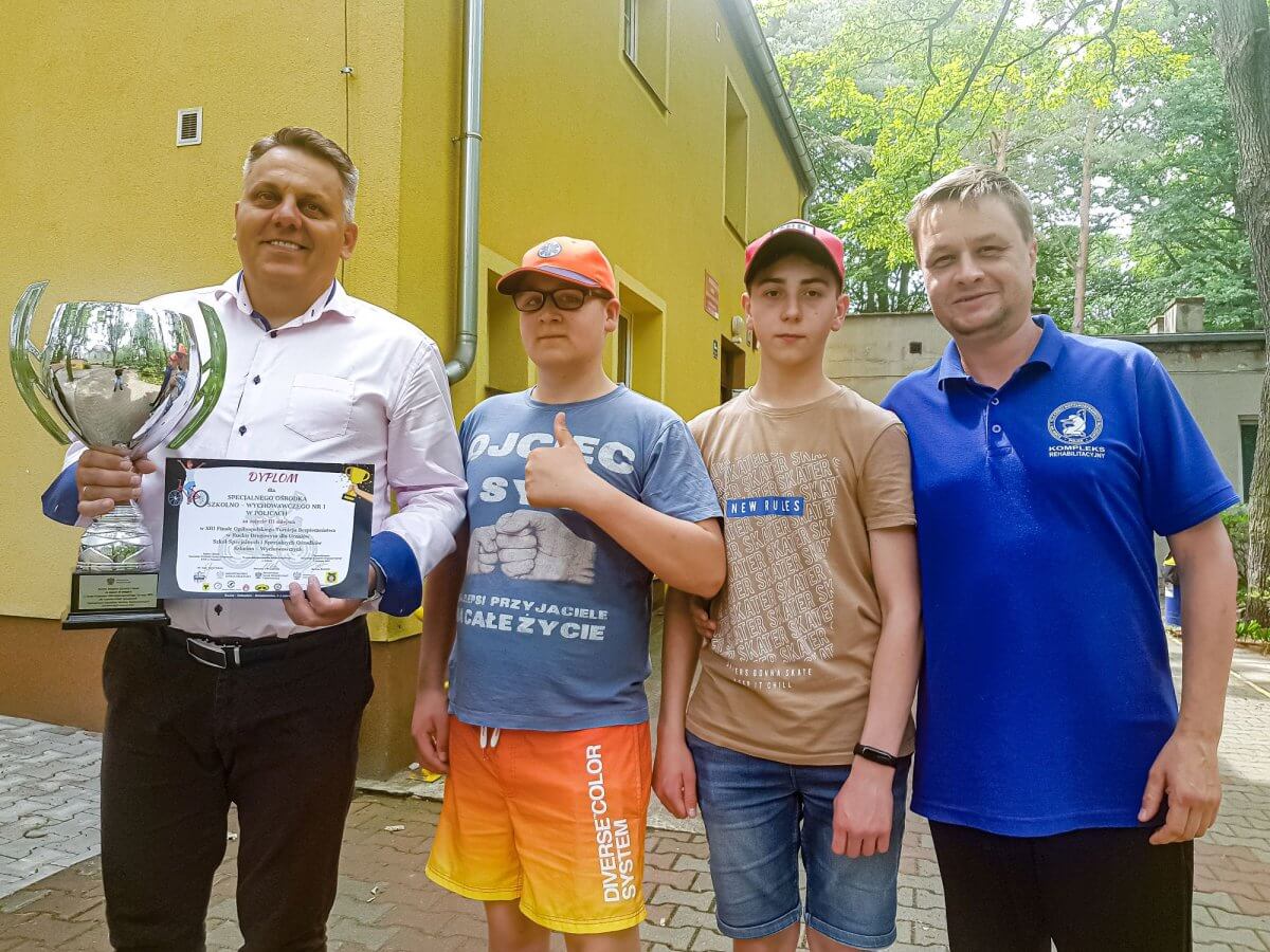 Uczniowie SOSW nr 1 w Policach wraz z Dyrektorem i opiekunem