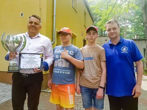 Uczniowie SOSW nr 1 w Policach wraz z Dyrektorem i opiekunem