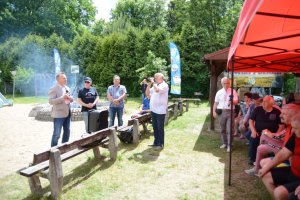 Starosta Policki Andrzej Bednarek wraz z przedstawicielami stowarzyszenia przemawia podczas imprezy