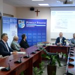 Przedstawiciele Powiatu Polickiego z wykonawcą robót podczas podpisania umowy