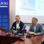 Przedstawiciele Powiatu Polickiego z wykonawcą robót podczas podpisania umowy