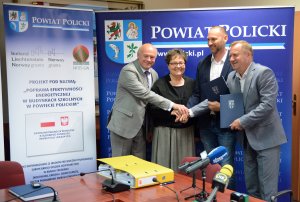 Przedstawiciele Powiatu Polickiego z wykonawcą robót na wspólnym zdjęciu