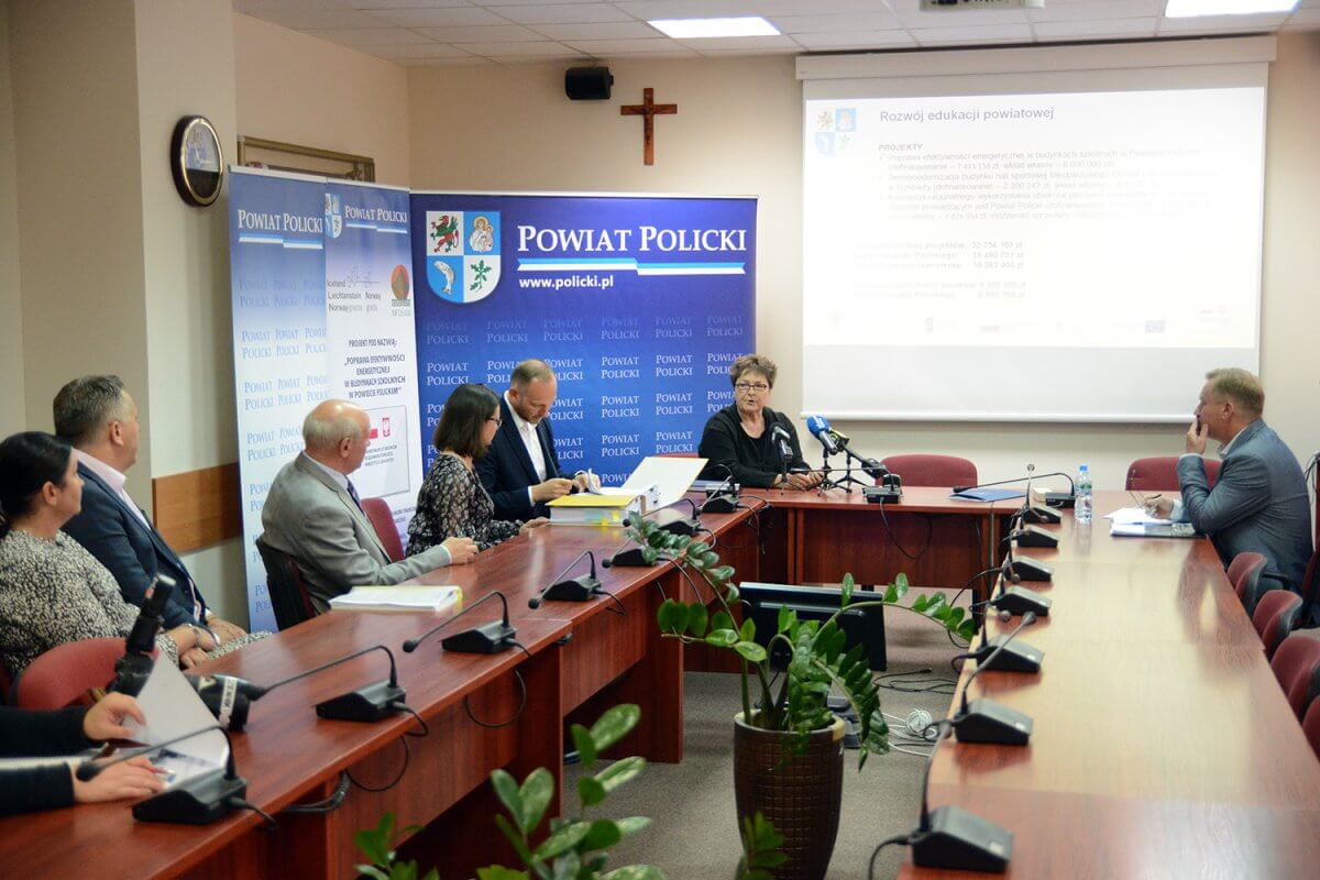 Przedstawiciele Powiatu Polickiego z wykonawcą robót podczas podpisania umowy