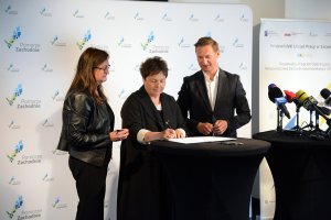 Członek Zarządu Powiatu Beata Chmielewska, Dyrektor PCPR w Policach Beata Karlińska i Marszałek Województwa Olgierd Geblewicz podpisują umowę