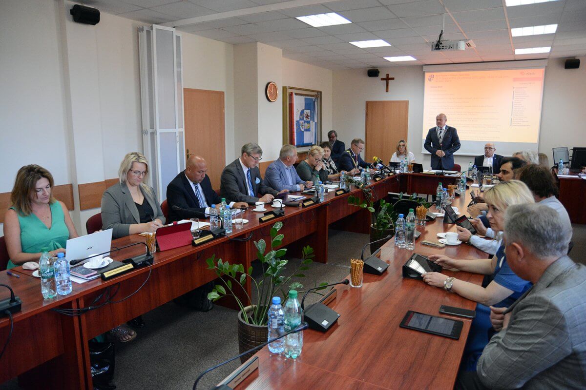 Radni Rady Powiatu w Policach podczas obrad sesji Rady Powiatu w Policach