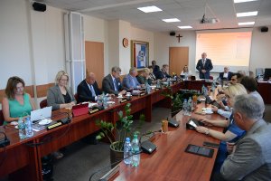 Radni Rady Powiatu w Policach podczas obrad sesji Rady Powiatu w Policach