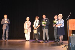 Przedstawiciele Powiatu Polickiego na scenie podczas zakończenia roku akademickiego PUTW