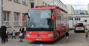 Mobilna stacja krwiodastwa przy budynku Zespołu Szkół im. Ignacego Łukasiewicza w Policach