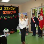 Sztandar z nowym Dyrektorem na tle napisu dzień dziecka