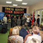 Wypowiedź Starosty przed dziećmi i pracownikami szkoły