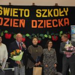 Wspólne zdjęcie gości na tle napisu święto szkoły dzień dziecka