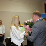 Wręczenie kwiatów przez Starostę