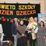 Wspólne zdjęcie osobistości Starostwa wraz z dyrektorem placówki