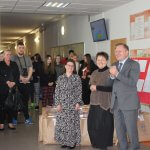 Przedstawiciele Powiatu Polickiego składają zyczenia młodzieży.