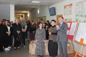 Przedstawiciele Powiatu Polickiego składają zyczenia młodzieży.