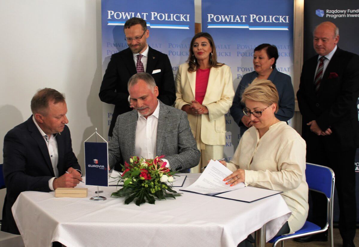 Podpisanie umowy przez przedstawicieli Powiatu Polickiego i firmy Eurovia podczas konferencji prasowej