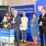 Podpisanie umowy przez przedstawicieli Powiatu Polickiego i firmy Eurovia podczas konferencji prasowej