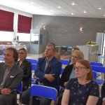 Podpisanie umowy przez przedstawicieli Powiatu Polickiego i firmy Eurovia podczas konferencji prasowej