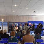 Podpisanie umowy przez przedstawicieli Powiatu Polickiego i firmy Eurovia podczas konferencji prasowej