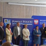 Podpisanie umowy przez przedstawicieli Powiatu Polickiego i firmy Eurovia podczas konferencji prasowej