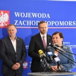 Podpisanie umowy przez przedstawicieli Powiatu Polickiego i firmy Eurovia podczas konferencji prasowej