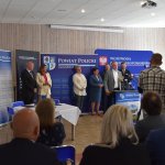 Podpisanie umowy przez przedstawicieli Powiatu Polickiego i firmy Eurovia podczas konferencji prasowej