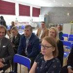 Podpisanie umowy przez przedstawicieli Powiatu Polickiego i firmy Eurovia podczas konferencji prasowej