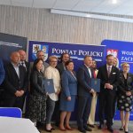 Podpisanie umowy przez przedstawicieli Powiatu Polickiego i firmy Eurovia podczas konferencji prasowej