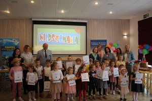 Wspólne zdjęcie uczestników i gości podczas rozstrzygnięcia Konkursu poetyckiego pod nazwą Wierszomania