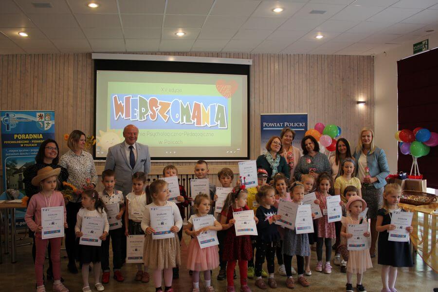 Wspólne zdjęcie uczestników i gości podczas rozstrzygnięcia Konkursu poetyckiego pod nazwą Wierszomania